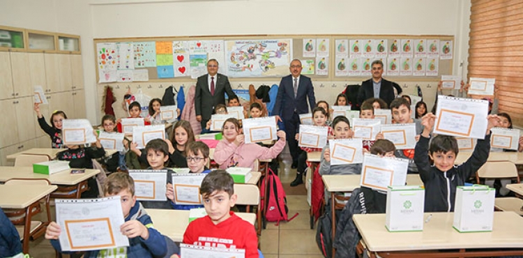 Başkan Kavuş, öğrencilerin karne mutluluğuna ortak oldu