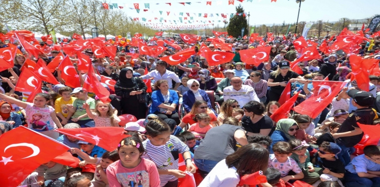 Meram’da 23 Nisan on binlerce kişinin katılımıyla kutlandı