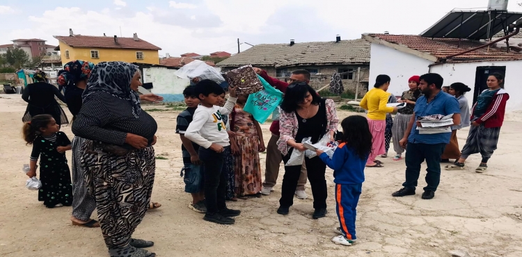 CHP Karatay,  Tatlıcak ve Yeni Mahallede çocuklara giyim yardımında bulundu
