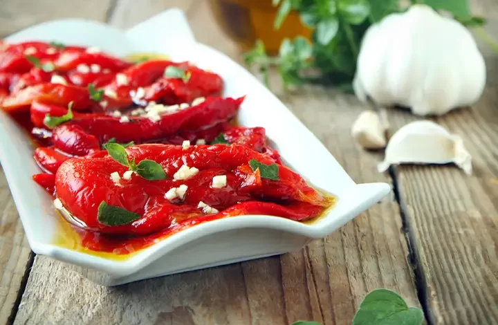 Yazın serinleten lezzeti; Peynirli Köz Biber Salatası