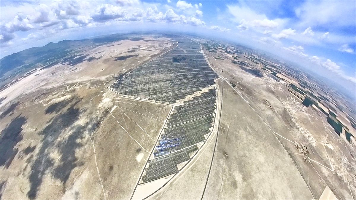 Avrupa'nın en büyük güneş enerji santrali 2 bin 700 metre yüksekten görüntülendi