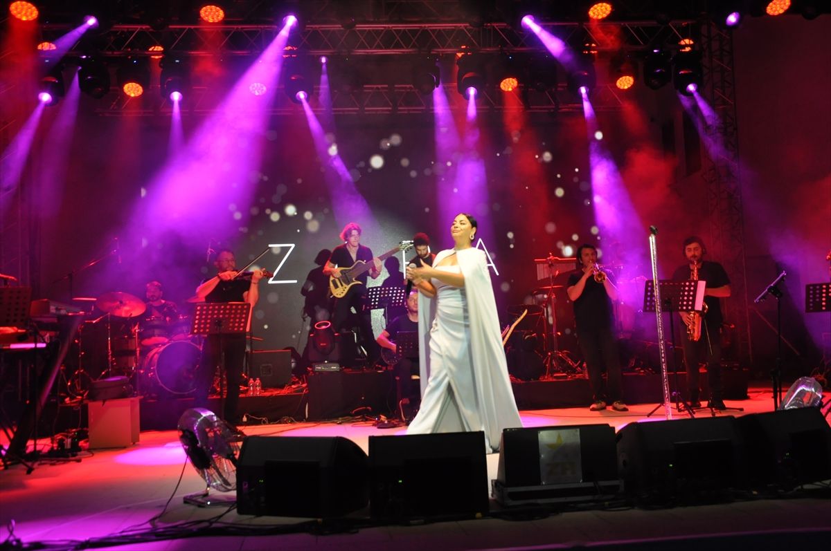 Nasreddin Hoca Şenlikleri'nde sanatçı Zara konser verdi