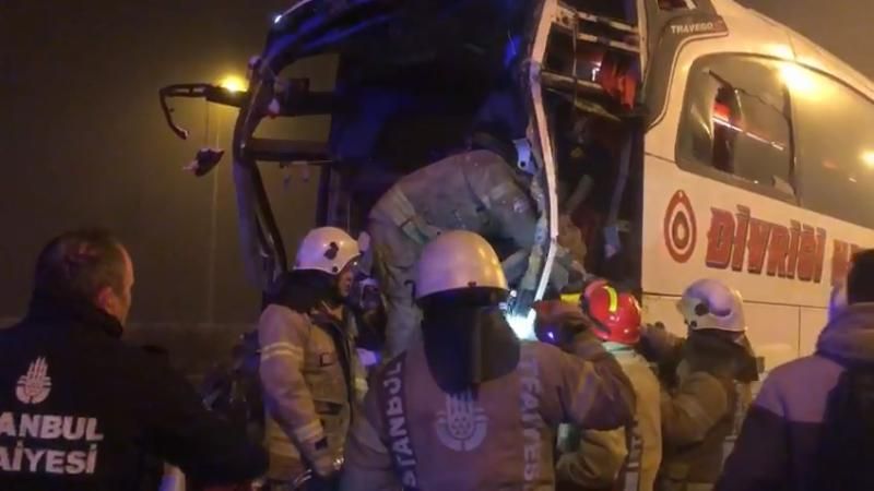 Yolcu otobüsü tıra çarptı: 19 kişi yaralandı