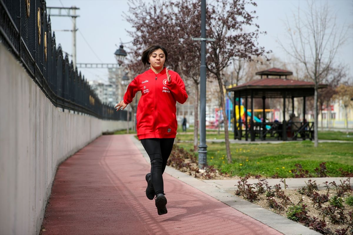 Konya'da Down sendromlu şampiyon atlet, kilo vermek için başladığı sporda başarıya koşuyor