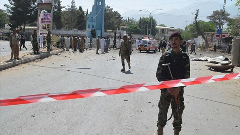 Pakistan'da silahlı kişiler yolunu kestikleri otobüsten kaçırdıkları 8 yolcuyu öldürdü