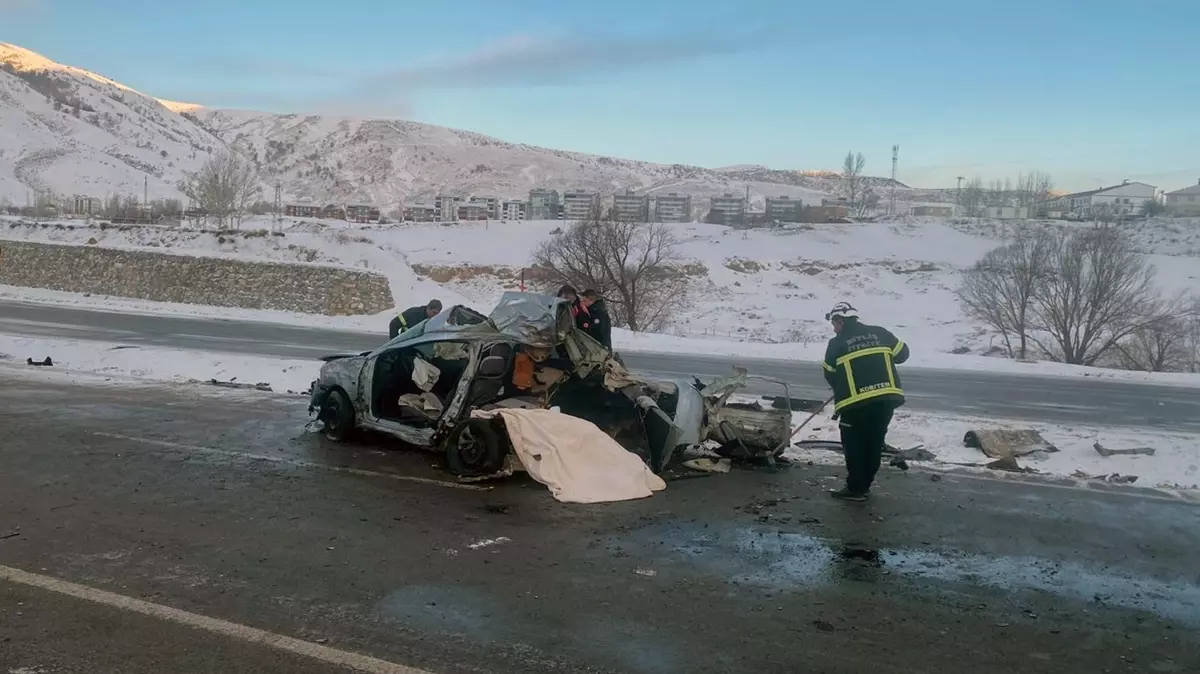 Bitlis'te tır otomobili biçti: Ölü ve yaralılar var