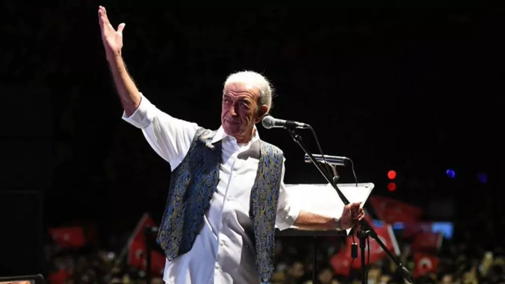 Edip Akbayram'dan üzen haber... Usta sanatçı entübe edildi