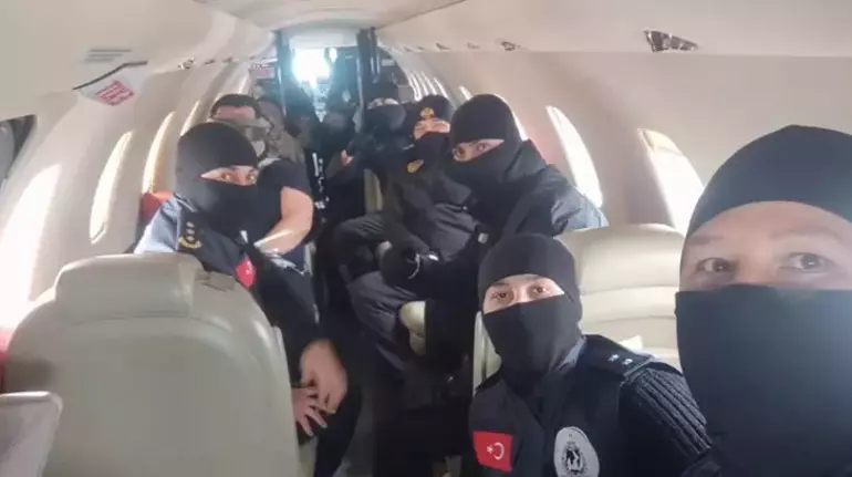 Kırmızı bültenle aranan organize suç örgütü elebaşı Ercan Yılmaz ve örgüt üyesi İbrahim Kaymak Ermenistan'da yakalanarak Türkiye'ye getirildi