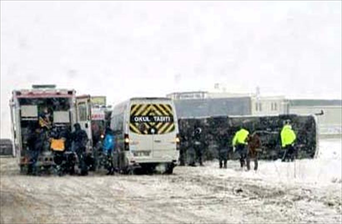 Aksaray'da işçi servisinin devrildiği kazada 15 kişi yaralandı