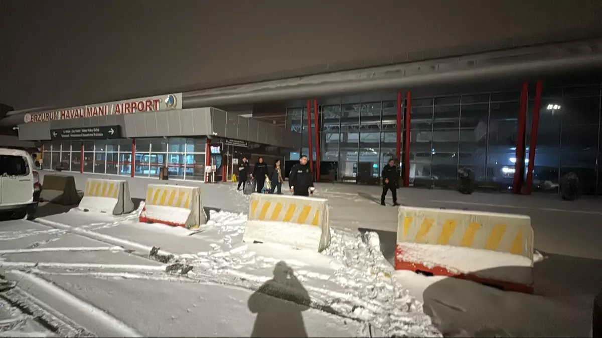 Antalya-Astana seferini yapan uçak yolcuların kavgası nedeniyle Erzurum'a iniş yaptı