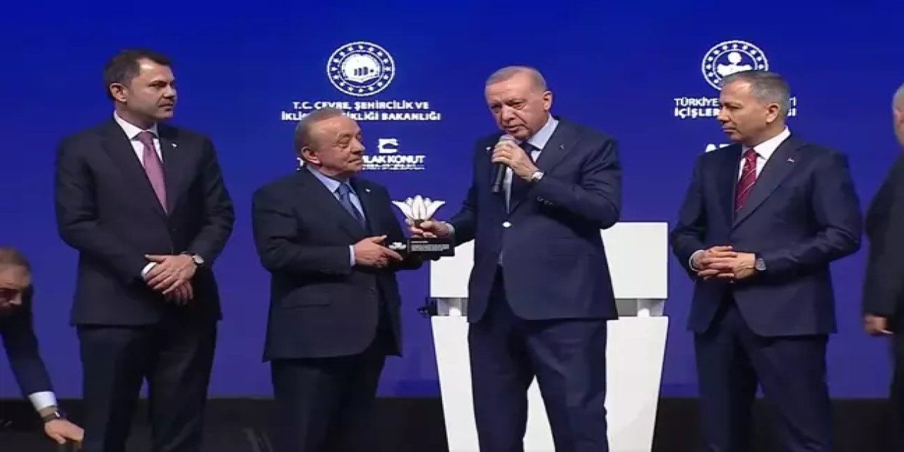 Cumhurbaşkanı Erdoğan, Cengiz Holding'in sahibini plaket töreninde 'deprem yardımı' üzerinden eleştirdi