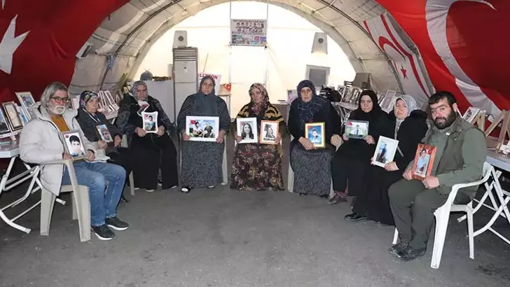 Evlat nöbetindeki anne: Terörsüz bir Türkiye istiyoruz, evlatlarımızı versinler