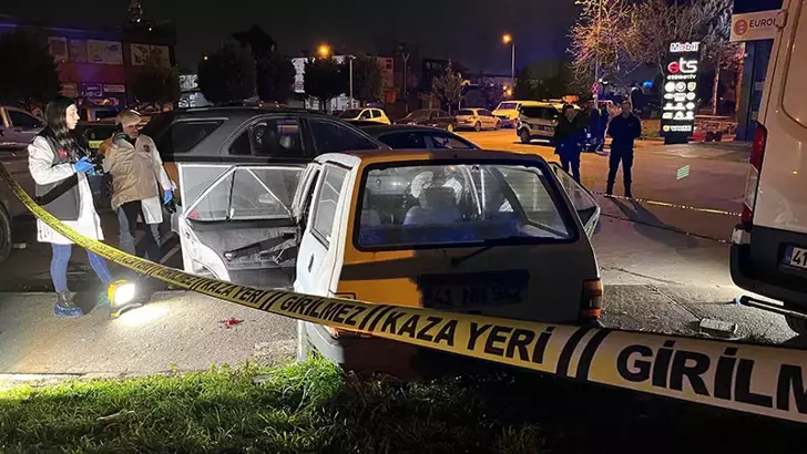 Park halindeki otomobilde başından vurulmuş halde bulundu