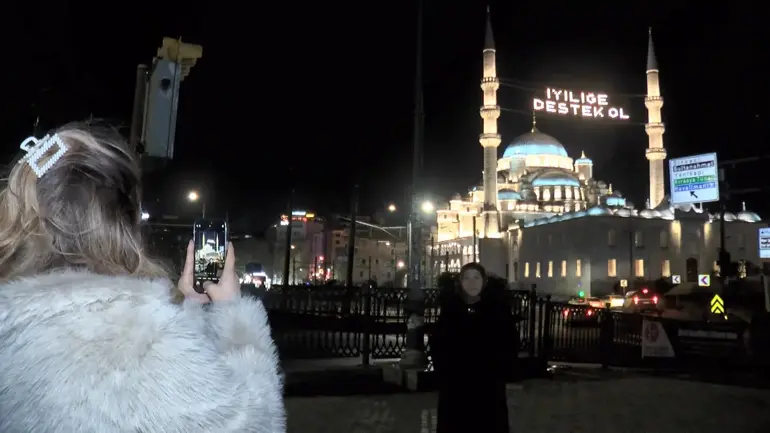 Ramazan ayının simgesi mahyalar camilere asıldı