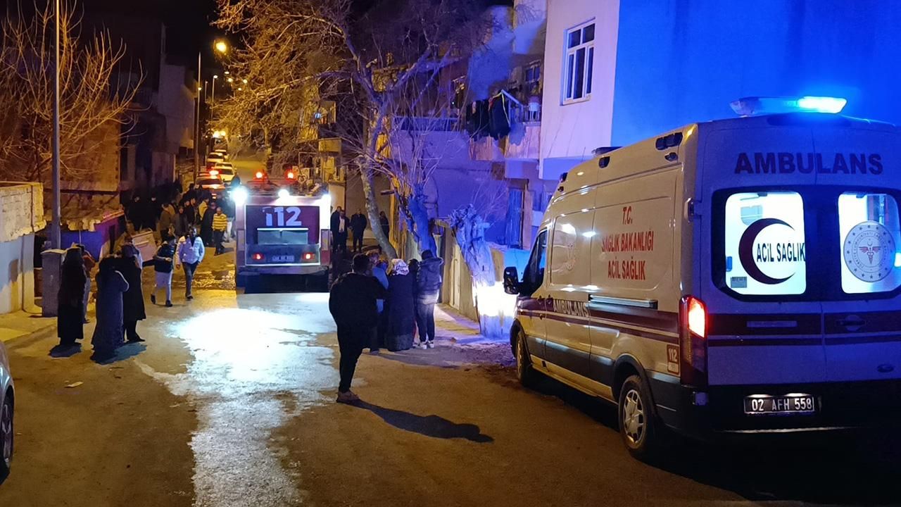 Adıyaman'da iki katlı binada yangın: 10 kişi hastanelik oldu