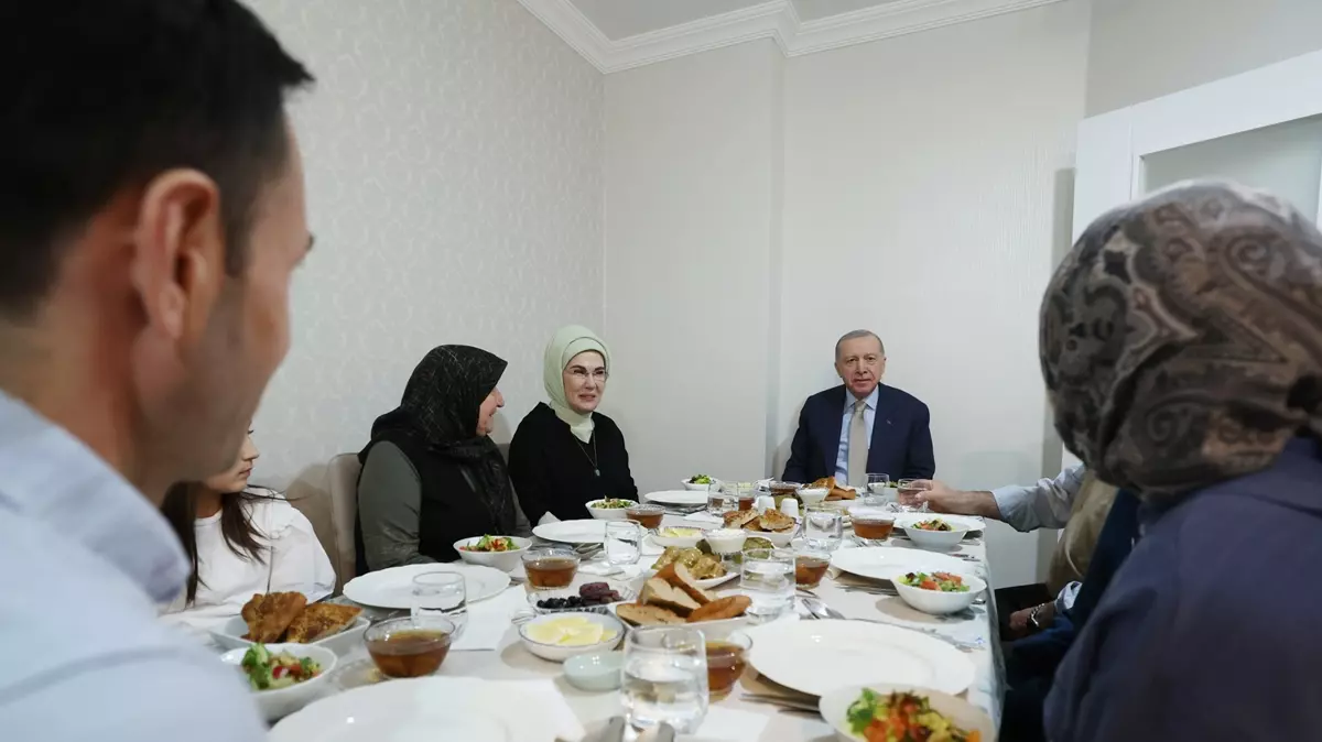 Cumhurbaşkanı Erdoğan ve eşi Emine Erdoğan, Fidan ailesine iftarda konuk oldu