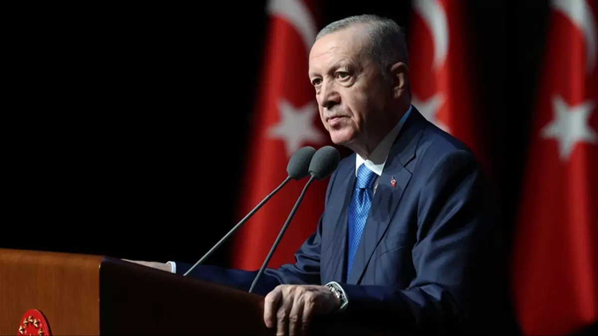 Cumhurbaşkanı Erdoğan'dan Özgür Özel'e sert sözler! "Siyasi mandacılık talep ediyor"