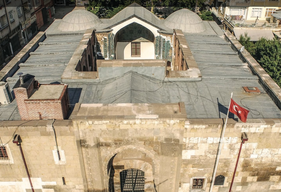 Selçuklu dönemi eserlerinden olan Sırçalı Medresesi’nin yapısal özellikleri dikkat çekiyor!
