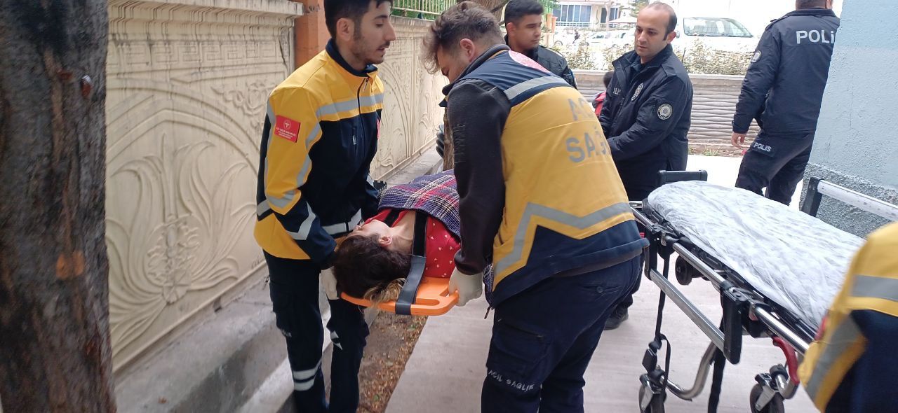 Birlikte yaşadığı kadını dövüp, bıçakladı