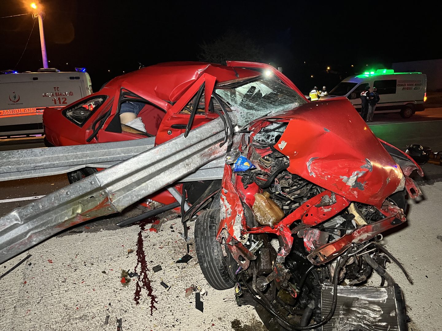 Kocaeli’de otomobil bariyerlere ok gibi saplandı! 2 kişi hayatını kaybetti