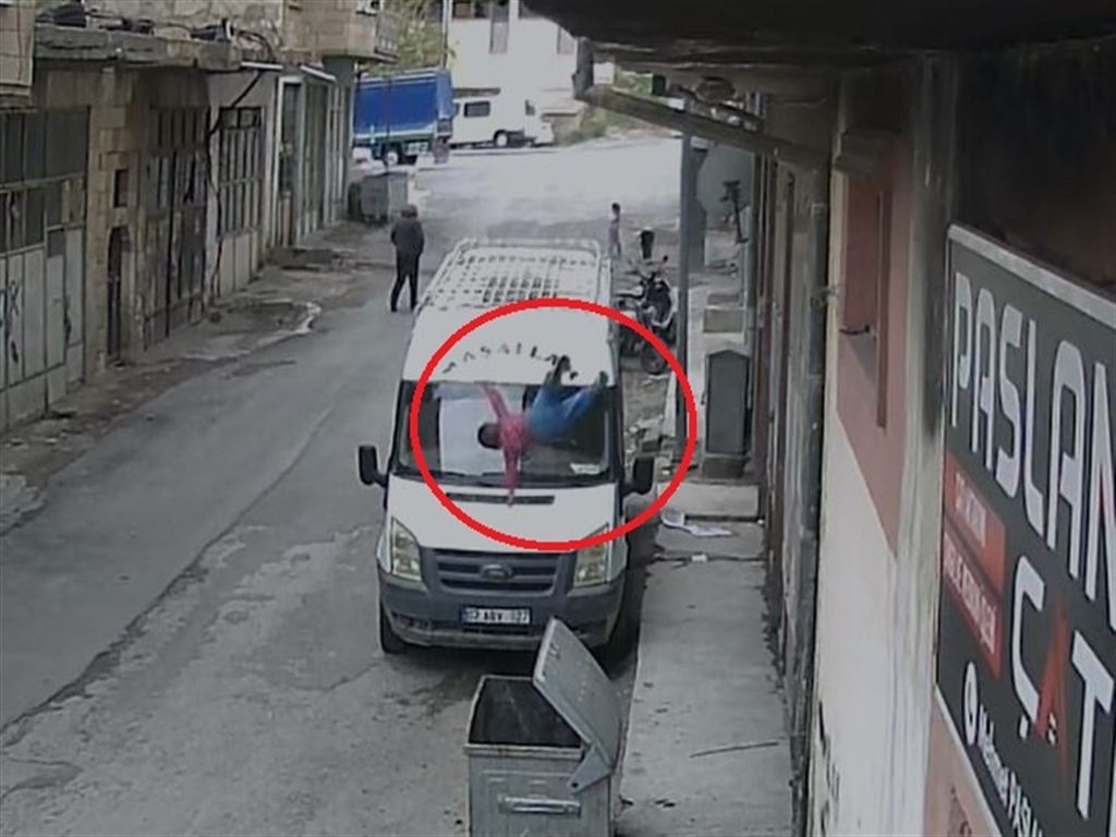 Necşehir'de 2 yaşındaki Muhammed, 2'nci kattan çöp konteynerine düştü; o anlar kamerada