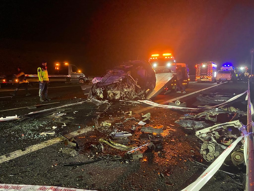 Ankara-Niğde otoyolunda iki otomobil kafa kafaya çarpıştı: 4 ölü, 1 yaralı