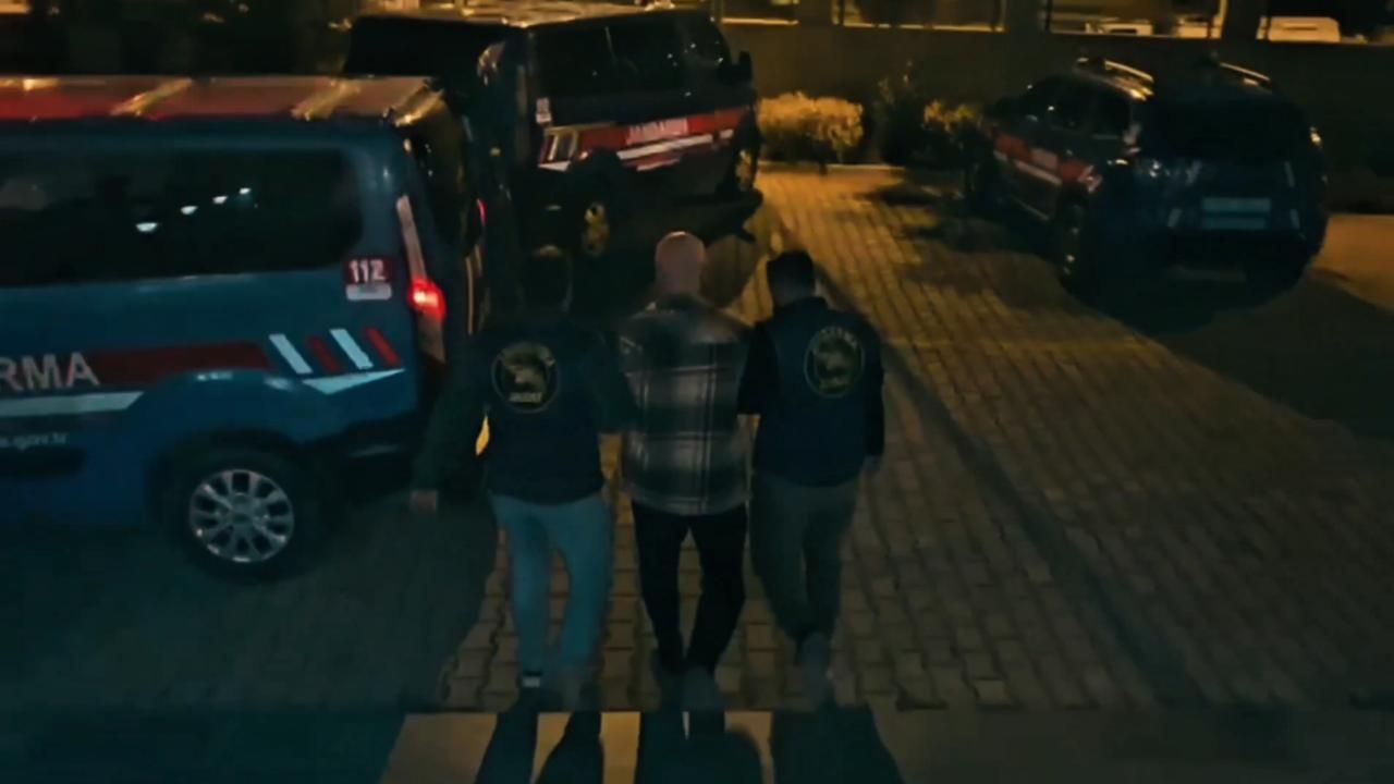 Bakan Yerlikaya: Interpol Kırmızı ve Yeşil bültenle aranan 2 şahıs yakalandı