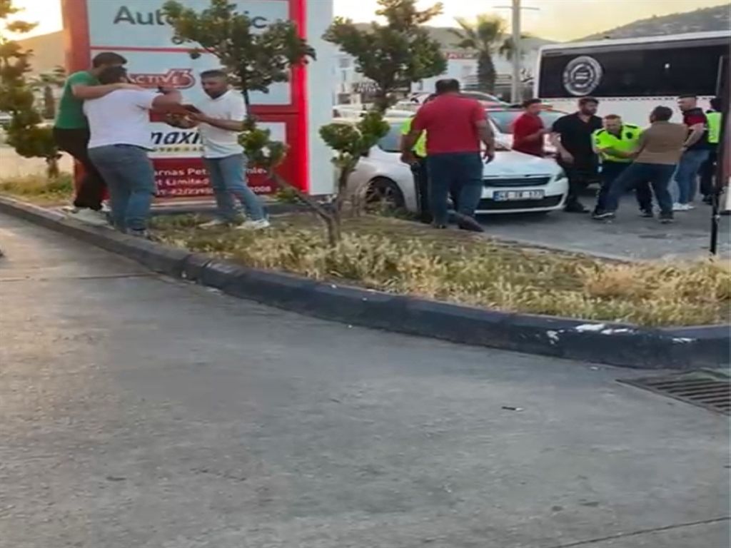 Bodrum'da makas atarak ilerleyen alkollü sürücü ile arkadaşları polise saldırdı; 3 gözaltı
