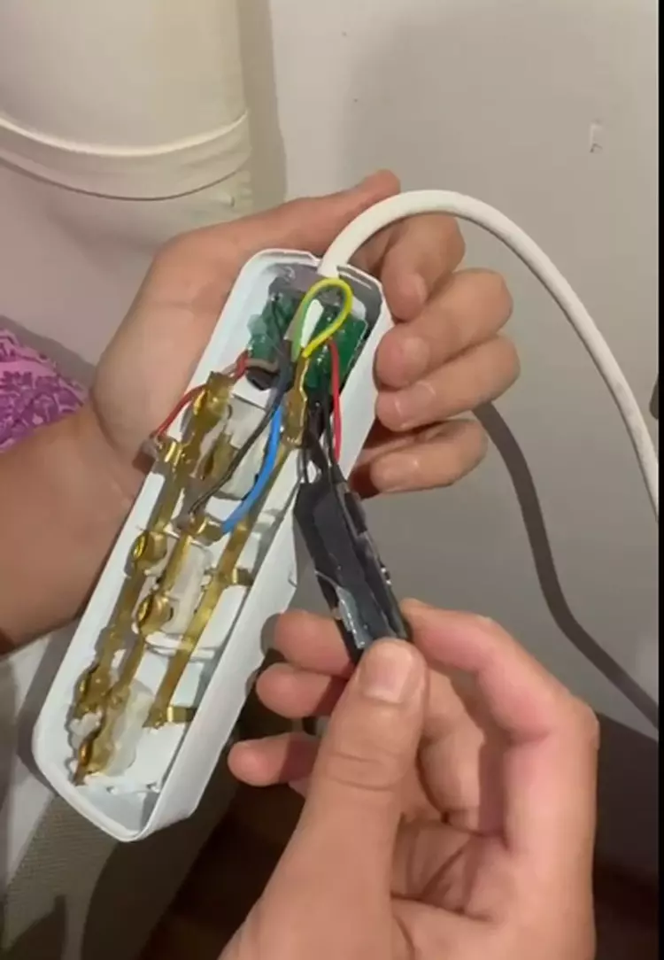 Gündemi sarsan olay! Prizlerin içinden gizli kameralar çıktı!