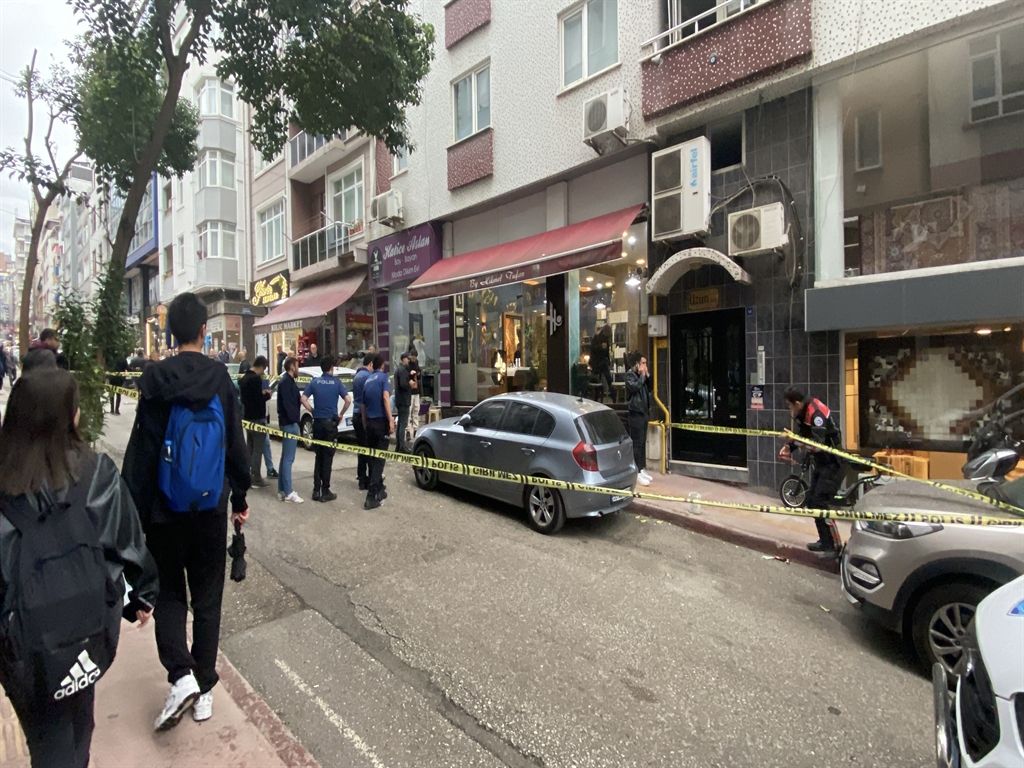 Kardeşini tıraş olurken ensesinden vurdu