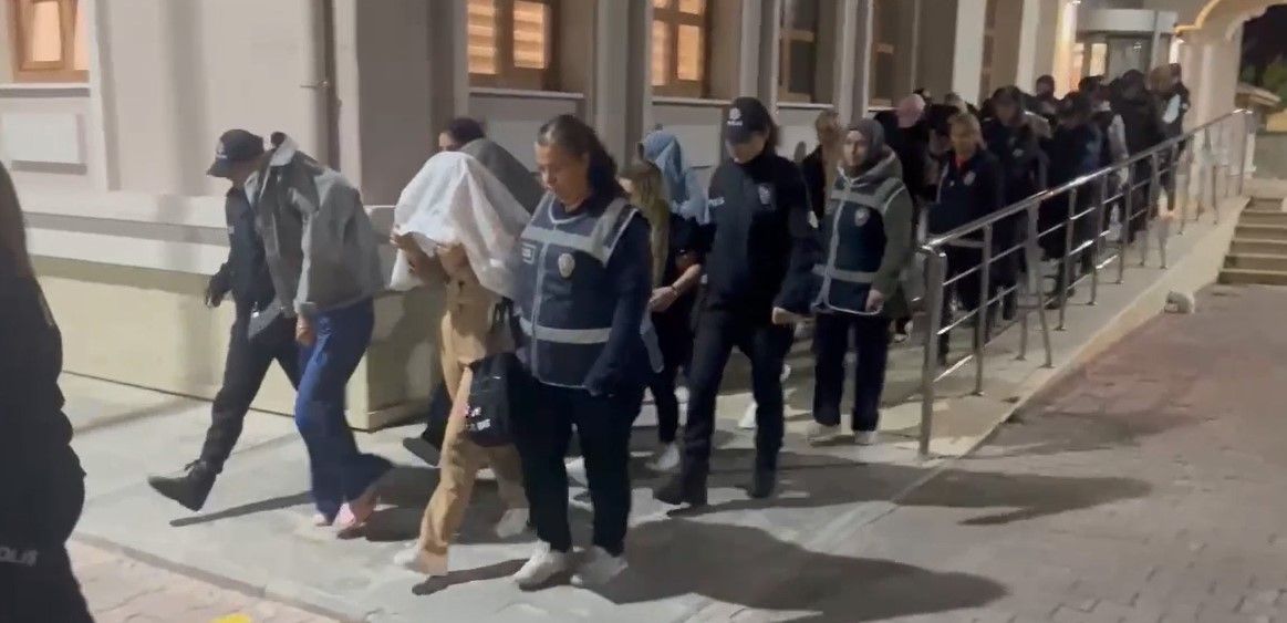 Konya'da ''Şah-Mat'' operasyonu:21 kişi tutuklandı,74 mağdur kurtarıldı