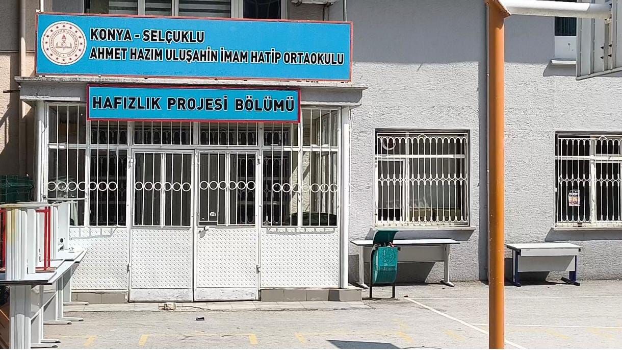  Konya’da skandal iddia! 10 yaşındaki çocuğun başı açık diye okula kaydına yapmadılar!