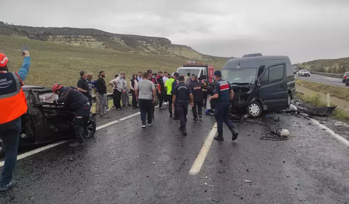 Nevşehir'de 3 aracın karıştığı kazada 7 kişi yaralandı
