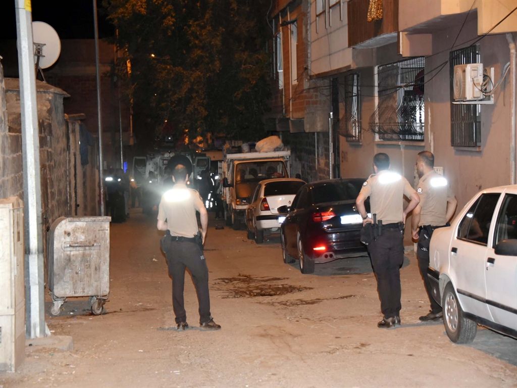 Polisin 'Dur' ihtarına ateş açarak karşılık verdi; bacağından vurularak yakalandı
