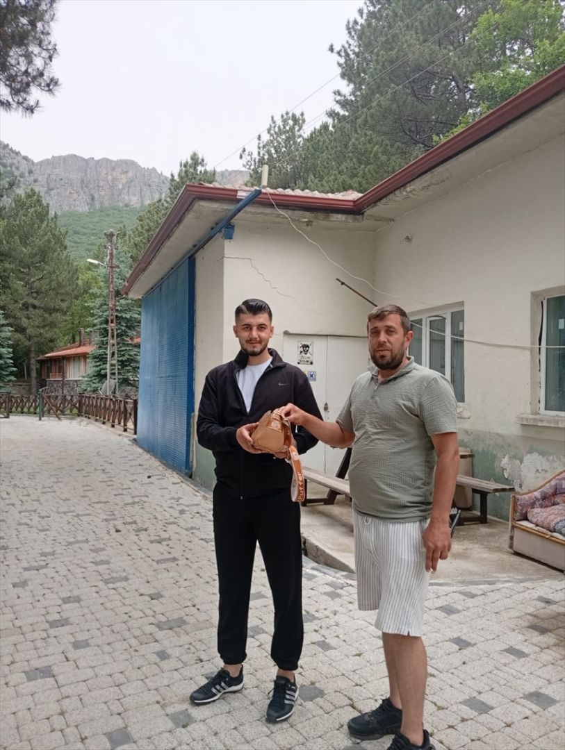 Seydişehir'de bir kişi parkta bulduğu çantayı sahibine ulaştırdı