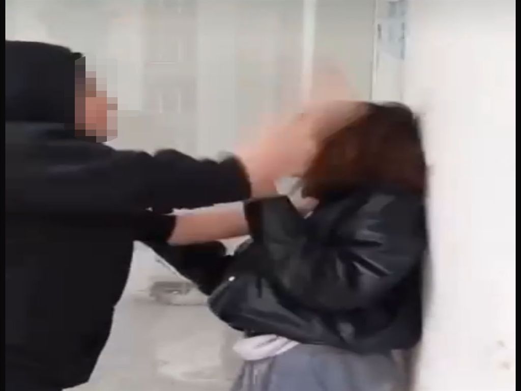 Şiddet uygulayıp sosyal medyada paylaştılar: Akran zorbalığında tokat ve tekmeler havada uçuştu!