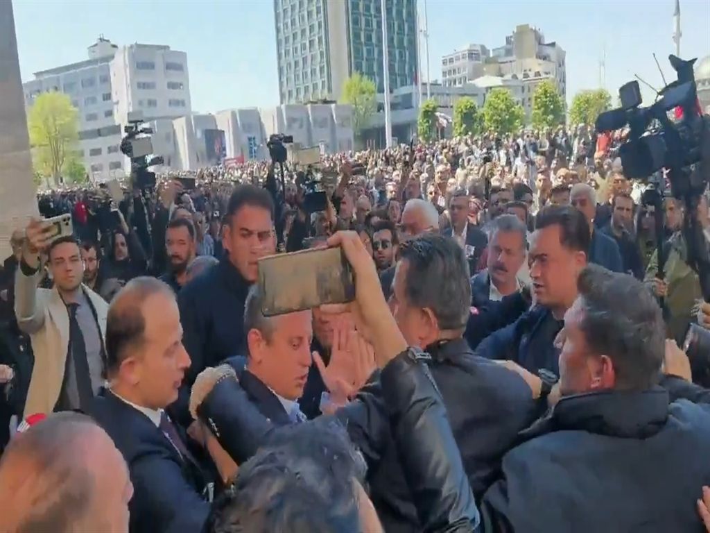 Sırrı Süreyya Önder'in cenazesinde çirkin provokasyon! Özgür Özel'e yumruklu saldırı