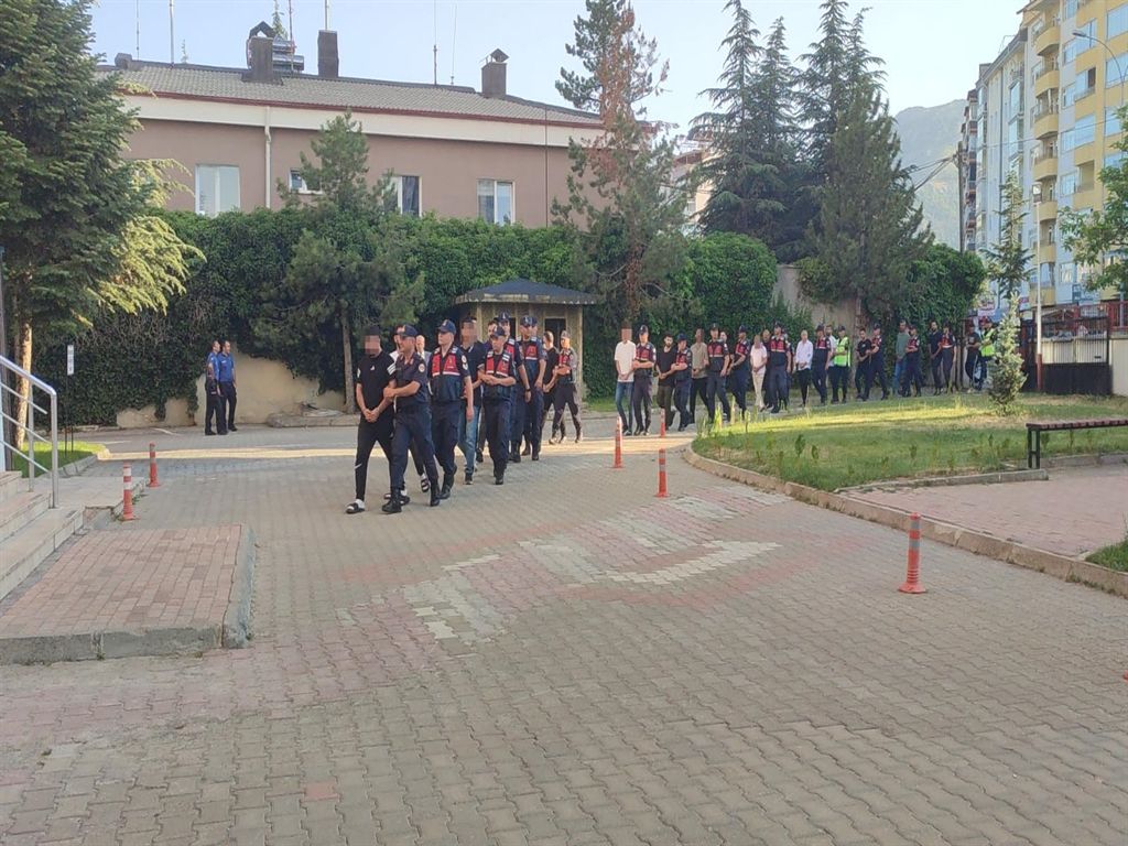 Konya merkezli nitelikli dolandırıcılık operasyonunda gözaltına alınan şüphelilerden 8'i tutuklandı