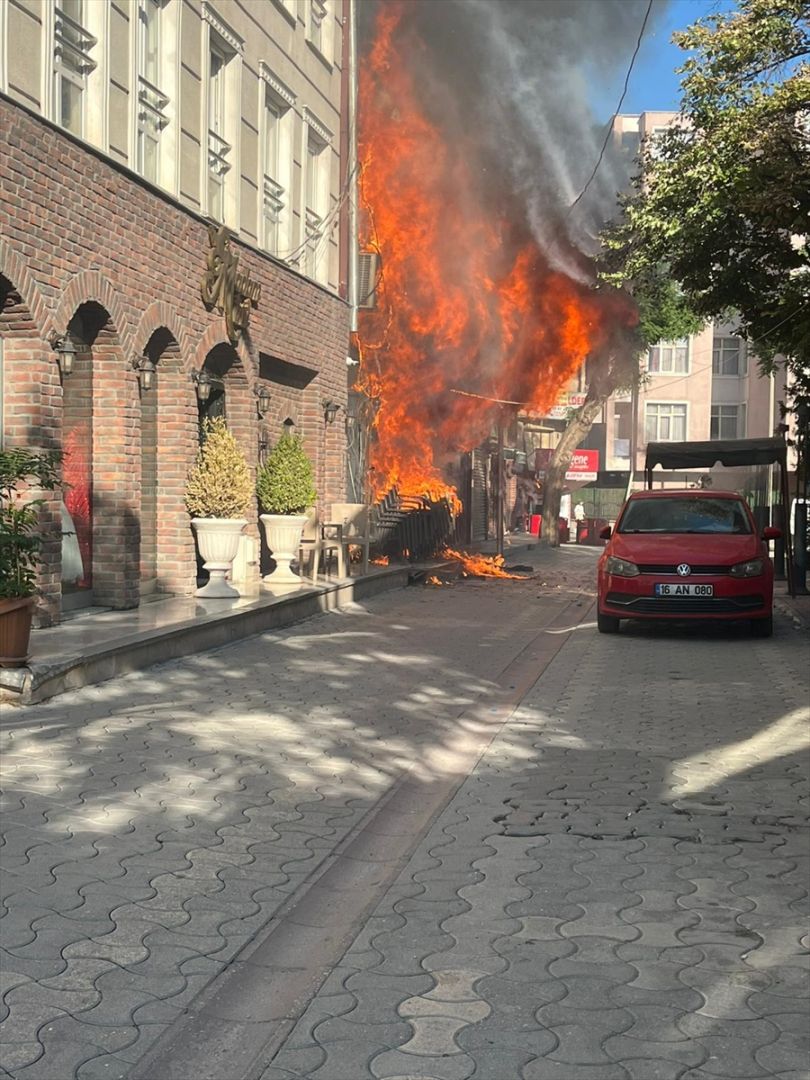 Konya'da iş yerinde çıkan yangında 4 kişi dumandan etkilendi