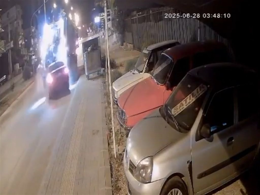 Alkollü sürücünün otomobille çarptığı çöp kamyonundaki 1 işçi öldü, 1 işçi yaralandı
