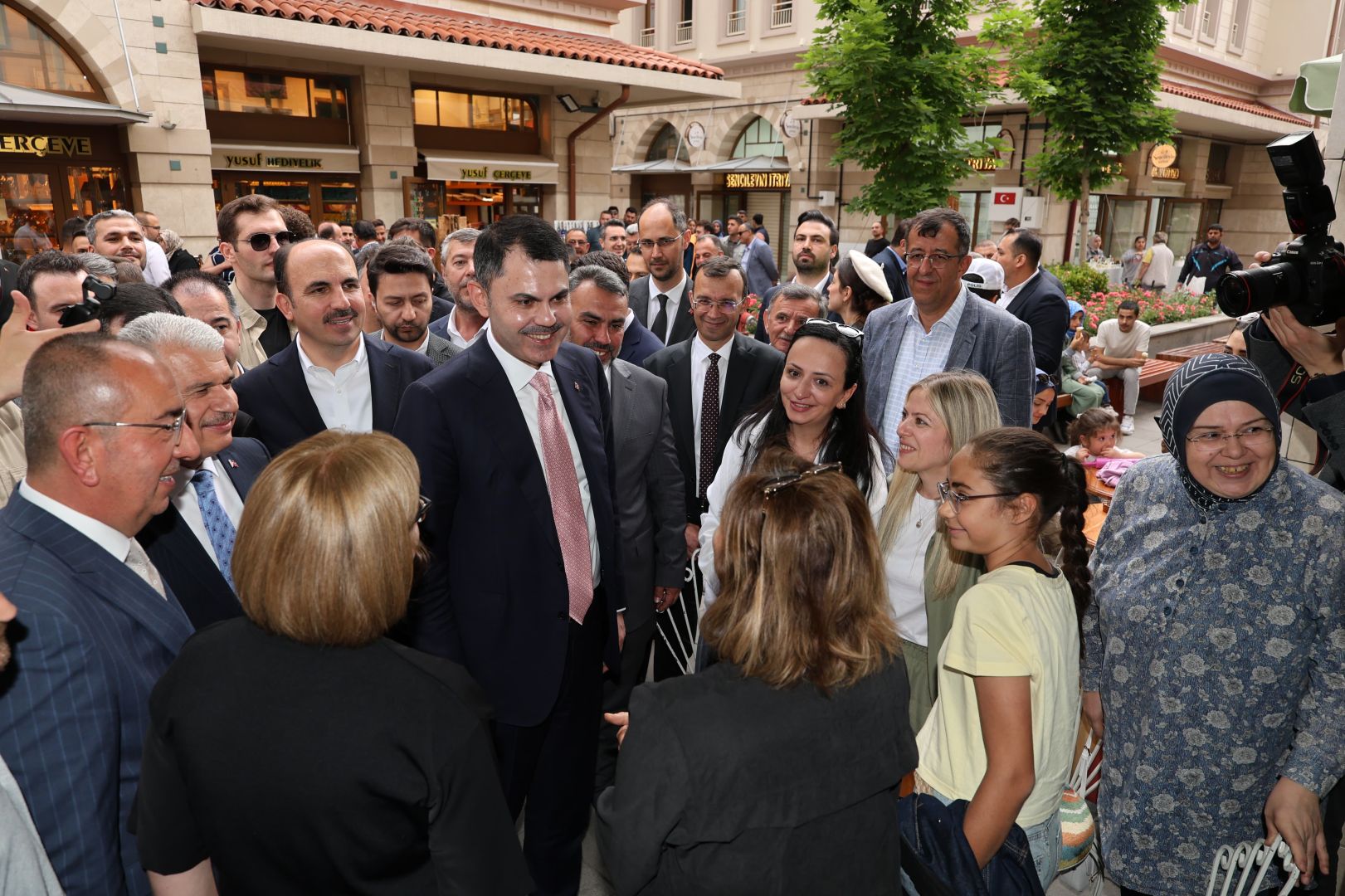 Bakan Kurum Türbeönü Çarşılarında Konyalılarla Kucaklaştı