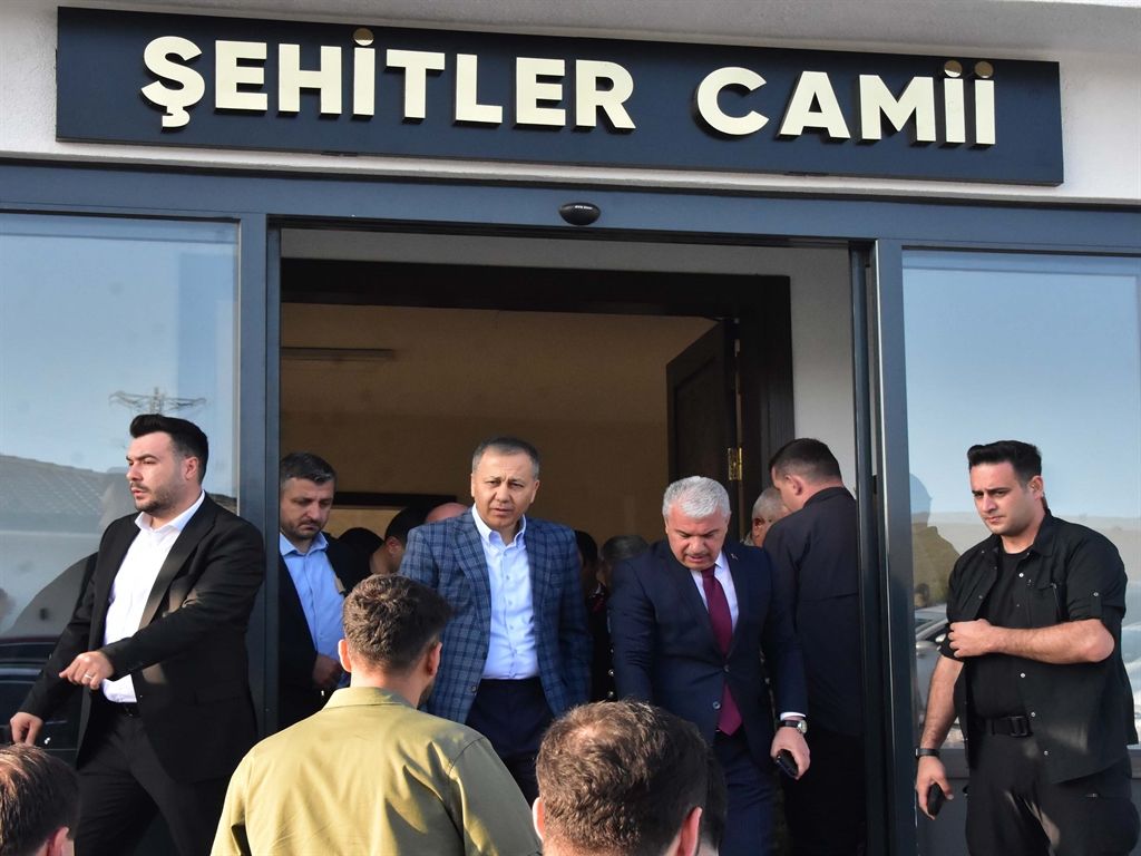  Bakan Yerlikaya'dan bayramda trafiğe çıkacak sürücülere uyarı