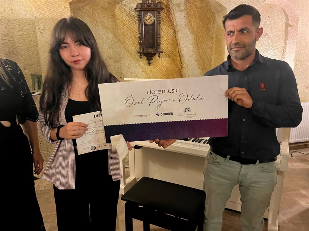 Depremde annesi ve kardeşini kaybeden Dicle, piyano yarışmasında bestesiyle birinci oldu