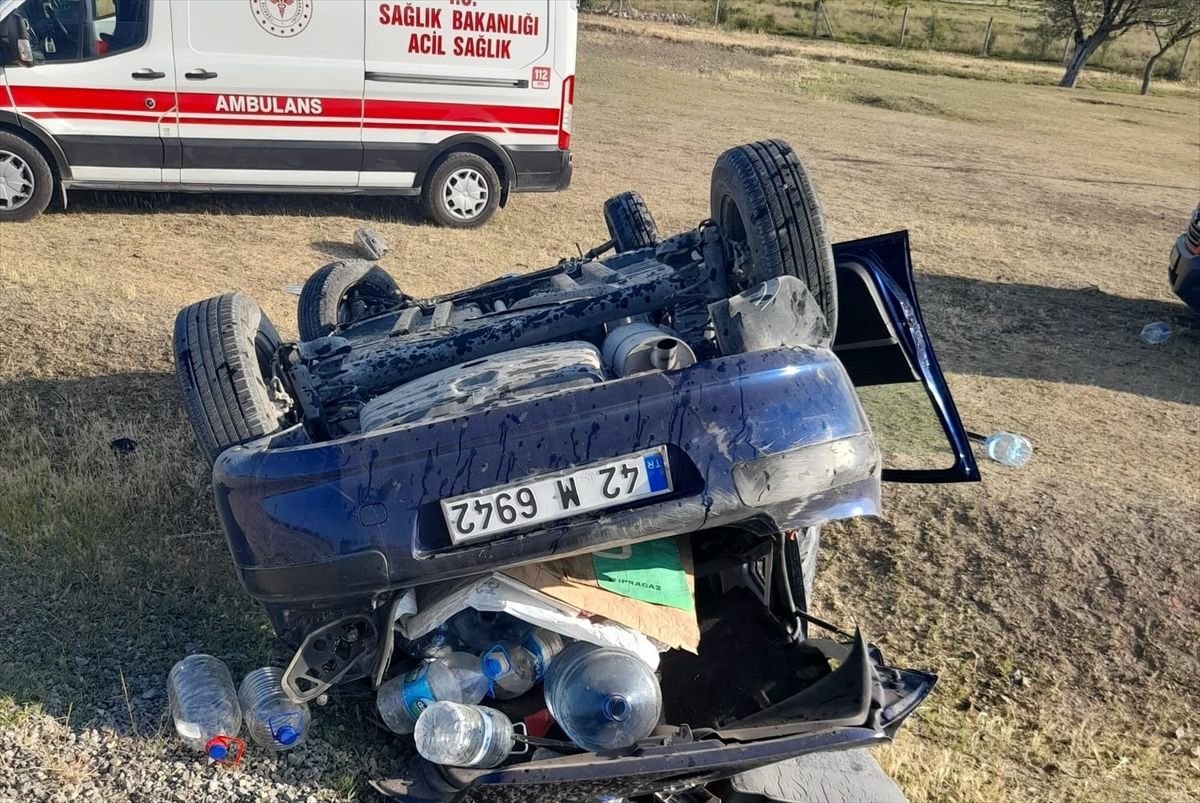 Konya'da devrilen otomobildeki 2 kişi yaralandı
