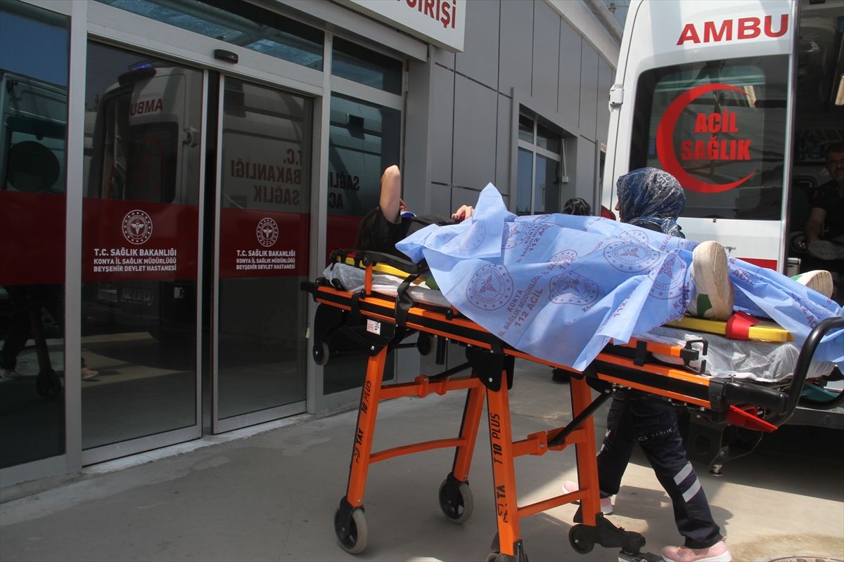 Konya'da devrilen otomobildeki 4 kişi yaralandı