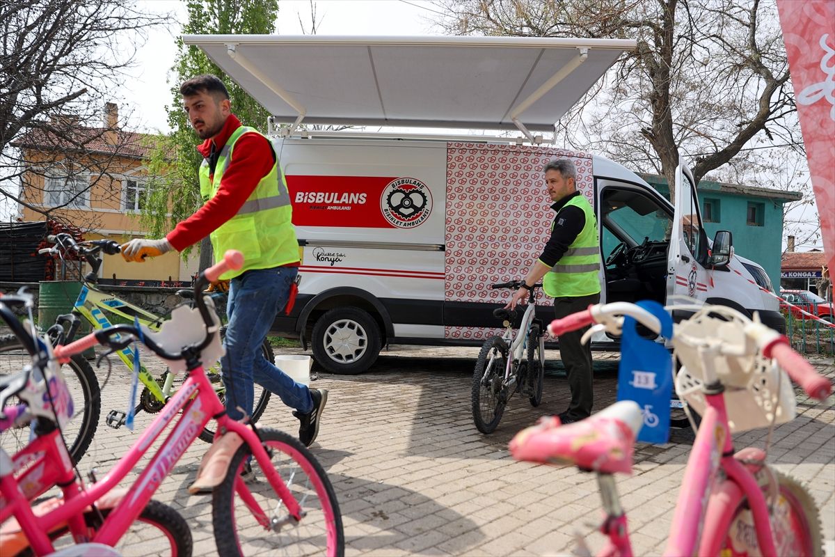 Konya'da, kırsal bölgelerde çocukların bisikletini belediye personeli tamir ediyor