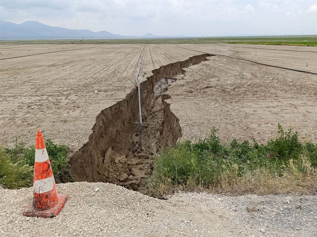 Konya'da korkutan görüntüler!  Yağış sonrası tarlada yüzey yarığı oluştu