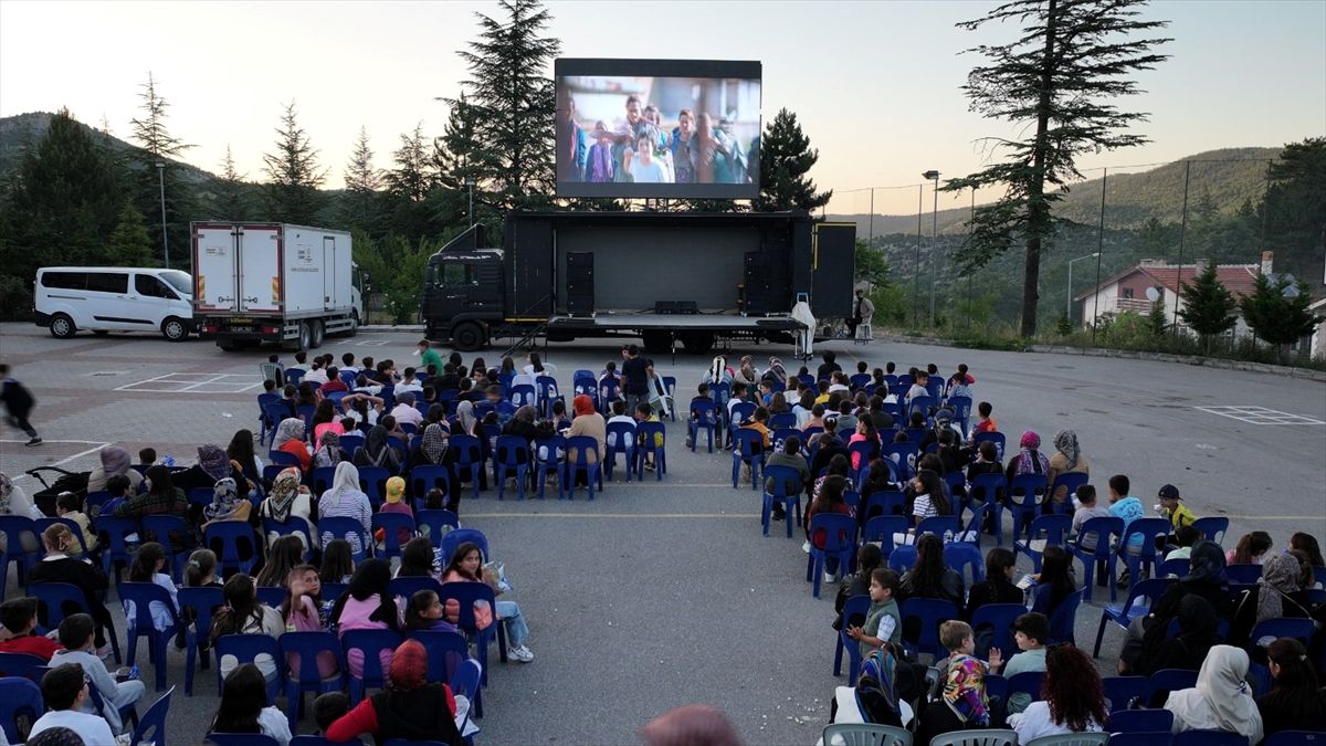 Konya'da mahalle mahalle gezen sinema tırı yaz akşamlarını renklendiriyor