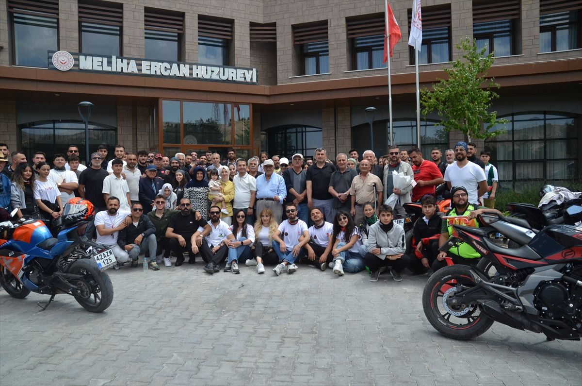 Konya'da motosiklet tutkunları huzurevini ziyaret etti