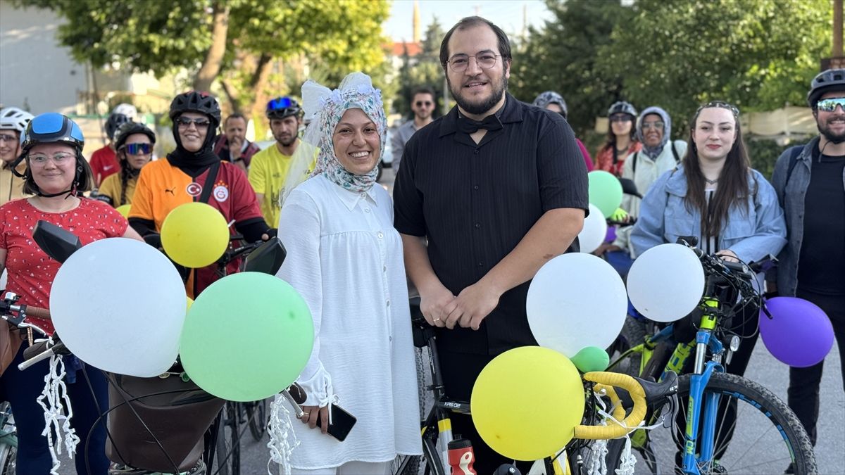 Konya'da nişanlı çift, gürültü kirliliğine dikkati çekmek için bisikletlilerle konvoy oluşturdu